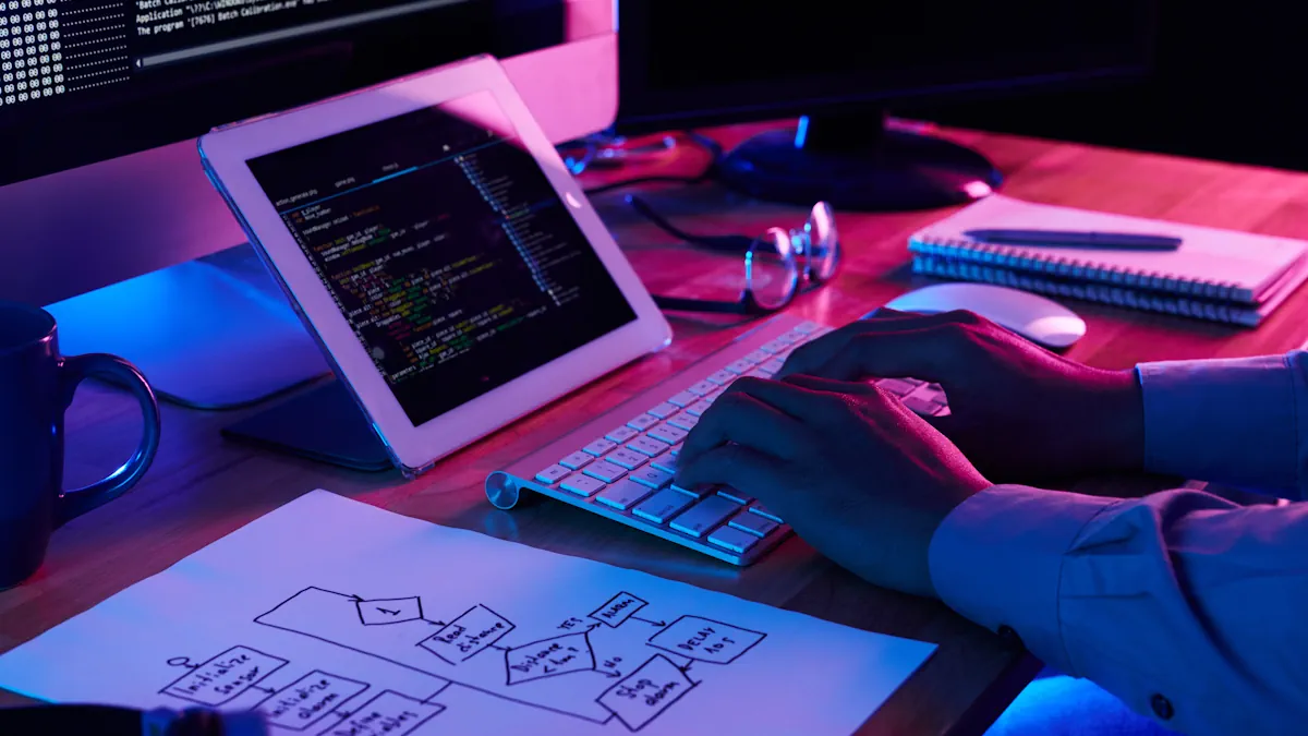 Persona diseñando una página web en un ordenador, simbolizando los conceptos clave del diseño web profesional
