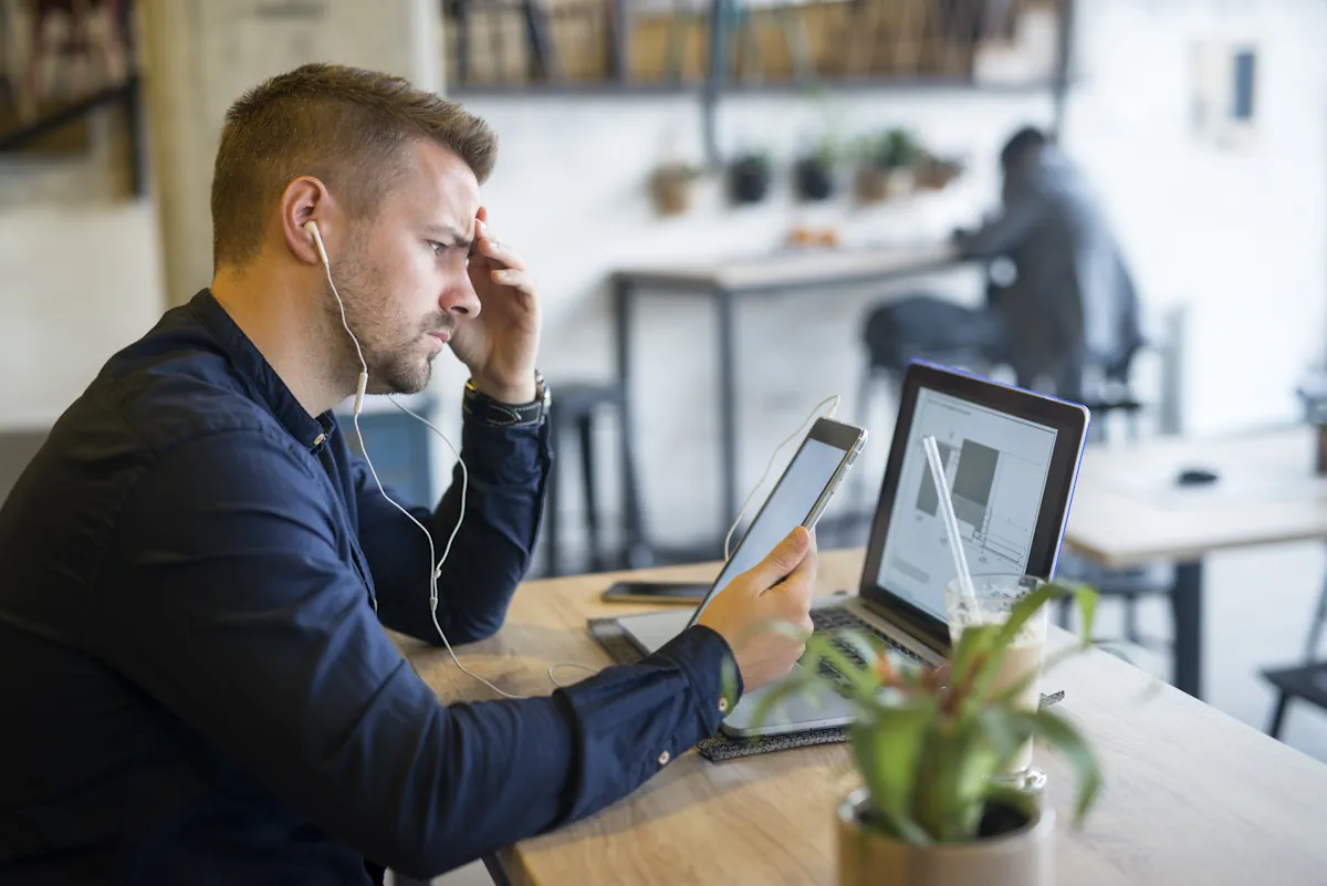 Personas trabajando junto a herramientas de inteligencia artificial en una empresa